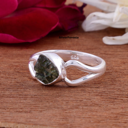 Minimalist Moldavite Ring – Natural Transformation Crystal